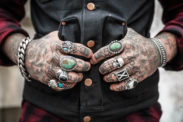 tetované ruce
