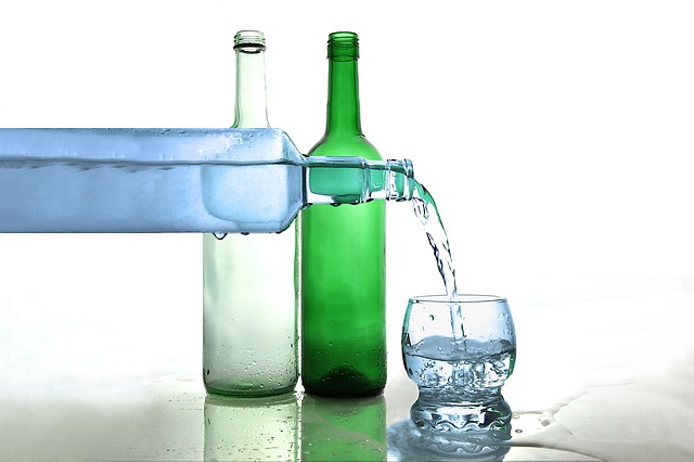 voda ve skleněných lahvích