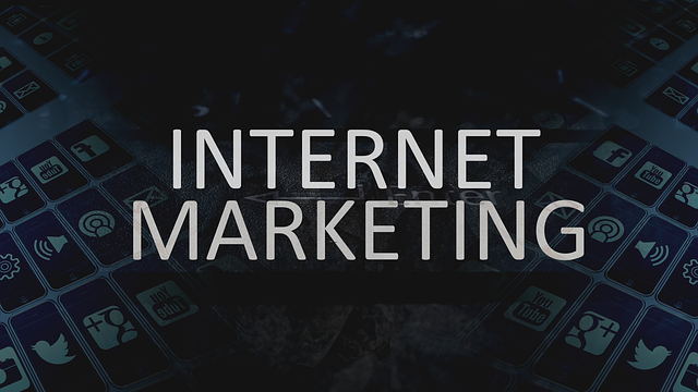 nápis „internetový marketing“ na černém pozadí